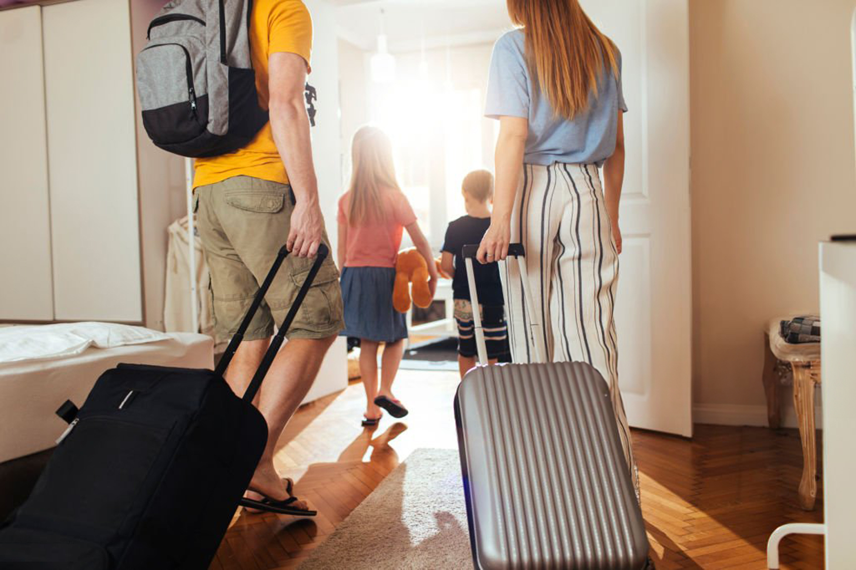 Famille avec des valises